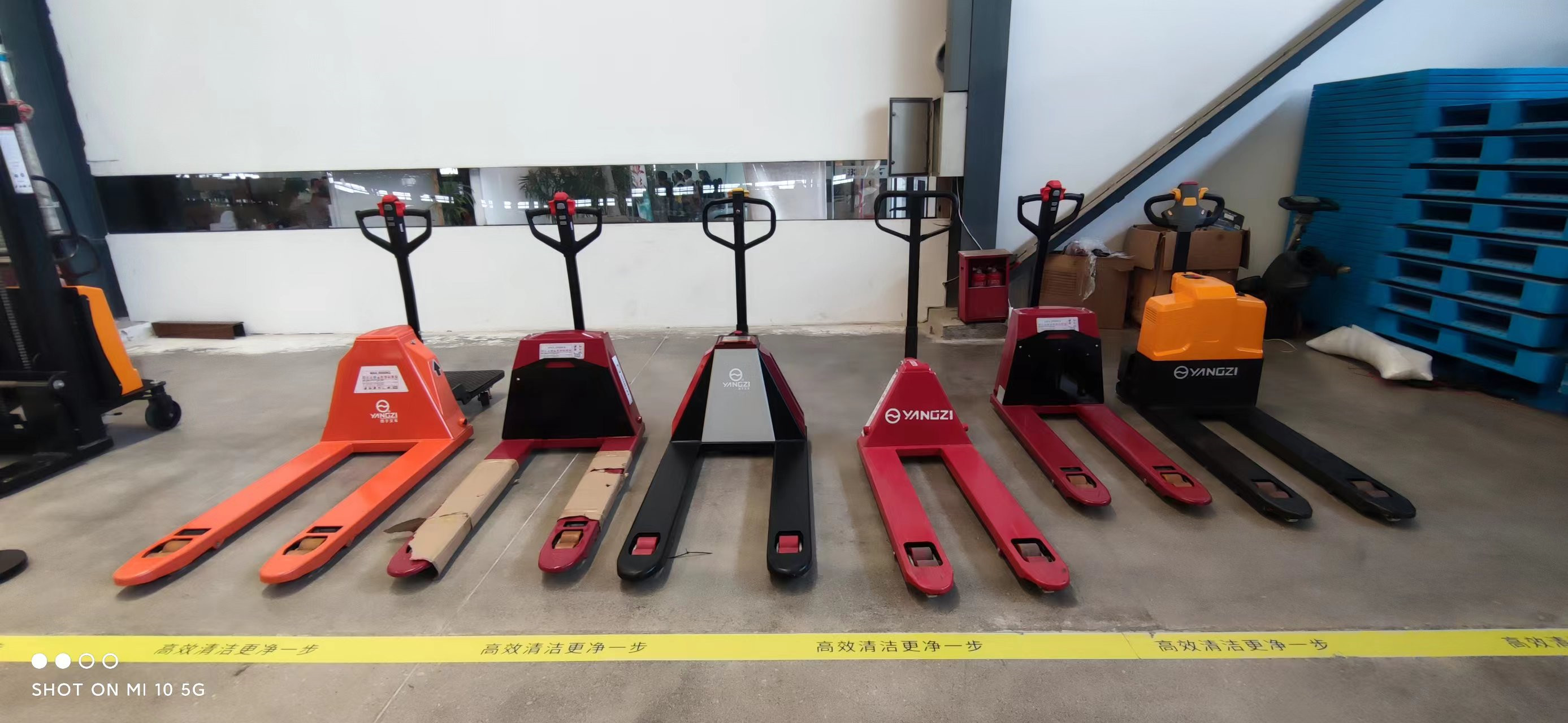 我們?nèi)绾握_使用電動(dòng)液壓叉車(chē)呢? 我們?nèi)绾握_使用電動(dòng)液壓叉車(chē)呢?