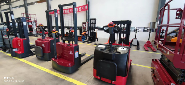 揚子電動叉車怎么操作 揚子電動叉車怎么操作